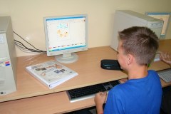 uczniowie_przy_przcy_10.10.12r.